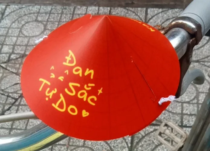 Chiều qua đi làm về mưa, dạy xong vẫn mưa, tới lúc đi ngủ còn mưa.
Sáng dậy vẫn mưa, đi làm vẫn tiếp tục mưa ☔